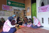 Para Srikandi PLN UPT Semarang sedang memberikan bantuan buku untuk Anak di Panti Asuhan Darul Muttaqin, Gunung Pati, Kota Semarang, Jumat (12/9).
