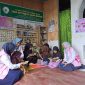 Para Srikandi PLN UPT Semarang sedang memberikan bantuan buku untuk Anak di Panti Asuhan Darul Muttaqin, Gunung Pati, Kota Semarang, Jumat (12/9).