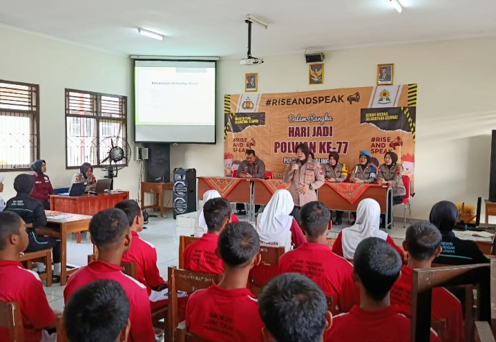 Polwan Polres Purbalingga mengajak siswa menyelamatkan sesama melalui kampanye program Rise And Speak di SMK Negeri Jateng, Selasa (16/9/2025) pagi. 
