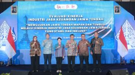 Gubernur Jateng, Ahmad Lutfi, Asisten Ekonomi Pembangunan Sekda Prov Jateng, Sujarwanto Dwiatmoko, Kepala Departemen Surveillance dan Kebijakan Sektor Jasa Keuangan Terintegrasi OJK Henry Rialdi, dan Kepala Perwakilan Bank Indonesia Jawa Tengah Rahmat Dwisaputra. 