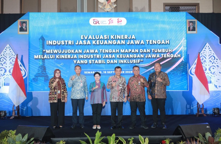 Gubernur Jateng, Ahmad Lutfi, Asisten Ekonomi Pembangunan Sekda Prov Jateng, Sujarwanto Dwiatmoko, Kepala Departemen Surveillance dan Kebijakan Sektor Jasa Keuangan Terintegrasi OJK Henry Rialdi, dan Kepala Perwakilan Bank Indonesia Jawa Tengah Rahmat Dwisaputra. 