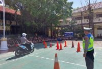 Personel Satlantas Polres Demak sedang memberikan edukasi intensif mengenai tertib berlalu lintas dan pelatihan safety riding di SMA Negeri 2 Demak, Jumat (19/9/2025).
