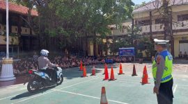 Personel Satlantas Polres Demak sedang memberikan edukasi intensif mengenai tertib berlalu lintas dan pelatihan safety riding di SMA Negeri 2 Demak, Jumat (19/9/2025).
