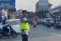 Kapolres Demak, AKBP Ari Cahya Nugraha, terjun langsung mengatur lalulintas dipagi hari.
