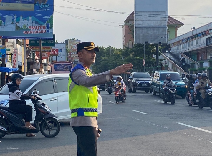 Kapolres Demak, AKBP Ari Cahya Nugraha, terjun langsung mengatur lalulintas dipagi hari.
