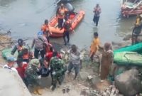 Tim gabungan sedang mengevakuasi
seorang pemuda bernama Nur Rahmat Ramadan (21), warga Desa Soditan, Kecamatan Lasem, yang  hilang setelah tercebur ke laut saat memancing di perairan sekitar dermaga PLTU Sluke.