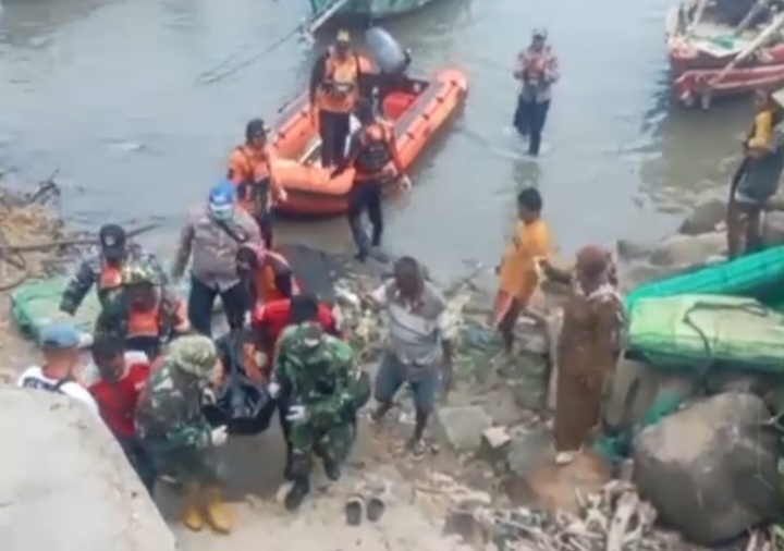 Tim gabungan sedang mengevakuasi
seorang pemuda bernama Nur Rahmat Ramadan (21), warga Desa Soditan, Kecamatan Lasem, yang  hilang setelah tercebur ke laut saat memancing di perairan sekitar dermaga PLTU Sluke.