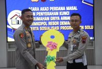 Kapolres Demak, AKBP Ari Cahya Nugraha penyerahan kunci dan sertifikat secara simbolis kepada salahsatu anggota Polres Demak.