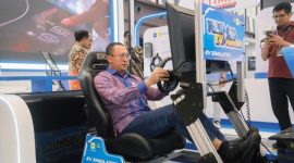 General Manager PLN UID Jateng dan DIY, Bramantyo Anggun Pambudi, mencoba mengendarai Simulator Gam Mobil Listrik yang dipamerkan di ajang GIIAS di Prof. Dr. H. Muladi, S.H. Dome, Universitas Diponegoro, Semarang.