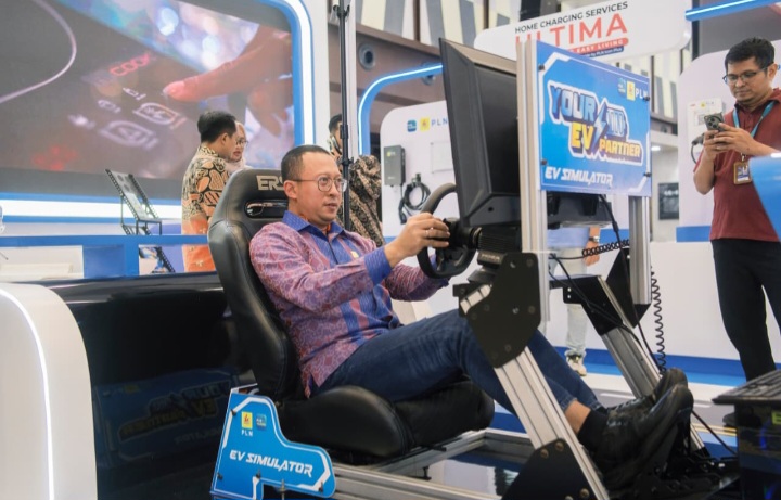 General Manager PLN UID Jateng dan DIY, Bramantyo Anggun Pambudi, mencoba mengendarai Simulator Gam Mobil Listrik yang dipamerkan di ajang GIIAS di Prof. Dr. H. Muladi, S.H. Dome, Universitas Diponegoro, Semarang.