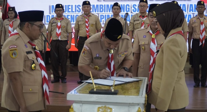 Kepala BNNP Jawa Tengah, Brigjen. Pol. Dr. H. Agus Rohmat menandatangani Pengukuhan dan Pelantikan Pengurus Saka Anti Narkoba Kabupaten Kendal masa bakti 2025–2030 di Pendopo Tumenggung Bahurekso, Kabupaten Kendal, Kamis (25/9).