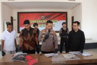Wakapolres Demak, Kompol Hendrie Suryo Liquisasono (tengah) saat konferensi pers di Mapolres Demak, Jumat (26/9/2025).
