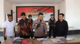 Wakapolres Demak, Kompol Hendrie Suryo Liquisasono (tengah) saat konferensi pers di Mapolres Demak, Jumat (26/9/2025).
