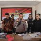 Wakapolres Demak, Kompol Hendrie Suryo Liquisasono (tengah) saat konferensi pers di Mapolres Demak, Jumat (26/9/2025).
