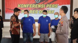 Empat terduga pelaku pengeroyokan yang menyebabkan seorang korban meninggal dunia dihadirkan saat konferensi pers di Mapolres Demak, Jum'at (26/9).