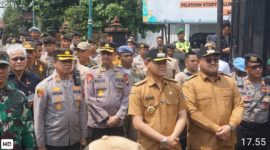 Kapolres Purbalingga, AKBP Achmad Akbar, terjun langsung dalam pengamanan aksi unjuk rasa (Unras) di depan Pendopo Dipokusumo Kabupaten Purbalingga, Senin (29/9/2025).