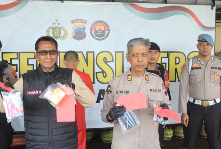 Kasat Reserse Narkoba Polres Purbalingga, AKP Ihwan Ma'ruf didampingi Kasi Humas AKP Setyo Hadi, saat gelar perkara, Selasa (30/9).
