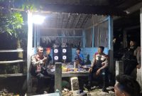 Anggota Sat Samapta Polres Demak 
sedang menyambangi Satuan Keamanan Lingkungan (Satkampling) di salah satu desa di Denak.
