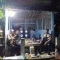 Anggota Sat Samapta Polres Demak 
sedang menyambangi Satuan Keamanan Lingkungan (Satkampling) di salah satu desa di Denak.
