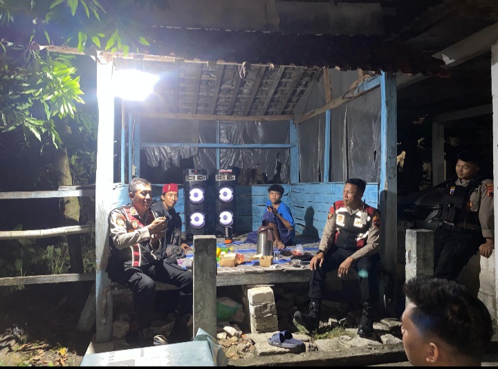 Anggota Sat Samapta Polres Demak 
sedang menyambangi Satuan Keamanan Lingkungan (Satkampling) di salah satu desa di Denak.
