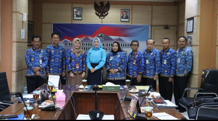 Tim Konsorsium Perguruan Tinggi Vokasi (PTV) Jawa Tengah melaksanakan kunjungan dan audiensi ke Dinas Perindustrian dan Perdagangan Provinsi Jawa Tengah, Rabu (2/10).
