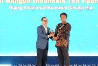 General Manager Solusi Bangun Indonesia Pabrik Cilacap, Moch. Anwar Bakti, menerima Penghargaan Kategori Gold atas program Ruang Kolaboratif Baruwani Circular Hub.