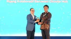 General Manager Solusi Bangun Indonesia Pabrik Cilacap, Moch. Anwar Bakti, menerima Penghargaan Kategori Gold atas program Ruang Kolaboratif Baruwani Circular Hub.