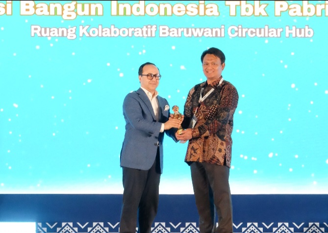 General Manager Solusi Bangun Indonesia Pabrik Cilacap, Moch. Anwar Bakti, menerima Penghargaan Kategori Gold atas program Ruang Kolaboratif Baruwani Circular Hub.