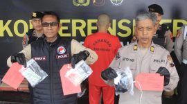 Kasat Reserse Narkoba Polres Purbalingga, AKP Ihwan Ma'ruf (kiri) didampingi Kasi Humas Polres Purbalingga, AKP Setyo Hadi (kanan) dalam jumpa pers di Mapolres Purbalingga, Senin (6/10/2025). 
