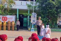 Kepala Urusan Pembinaan dan Operasi (Kaur Bin Ops) Satlantas Polres Demak, IPTU Joko Prayitno, bertindak sebagai inspektur upacara, di SDN Bintoro 5 Demak, Senin (6/10).