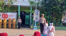 Kepala Urusan Pembinaan dan Operasi (Kaur Bin Ops) Satlantas Polres Demak, IPTU Joko Prayitno, bertindak sebagai inspektur upacara, di SDN Bintoro 5 Demak, Senin (6/10).
