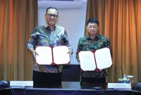 Kepala Bappebti, Tirta Karma Senjaya, dan Deputi Komisioner Pengawas Emiten, Transaksi Efek dan Pemeriksaan Khusus OJK, I.B. Aditya Jayaantara melakukan Penandatanganan addendum BAST 
di Kantor OJK, Jakarta, Senin (6/10/2025).
