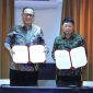 Kepala Bappebti, Tirta Karma Senjaya, dan Deputi Komisioner Pengawas Emiten, Transaksi Efek dan Pemeriksaan Khusus OJK, I.B. Aditya Jayaantara melakukan Penandatanganan addendum BAST 
di Kantor OJK, Jakarta, Senin (6/10/2025).
