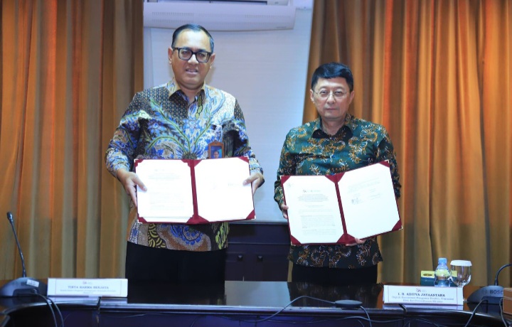 Kepala Bappebti, Tirta Karma Senjaya, dan Deputi Komisioner Pengawas Emiten, Transaksi Efek dan Pemeriksaan Khusus OJK, I.B. Aditya Jayaantara melakukan Penandatanganan addendum BAST 
di Kantor OJK, Jakarta, Senin (6/10/2025).
