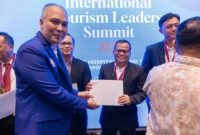 Dedi Rosadi saat menerima sertifikasi professional internasional bergengsi Certified Hotel Administrator (CHA) dari American Hotel & Lodging Educational Institute (AHLEI) di The Trans Resort Bali, (27/9/2025). 
