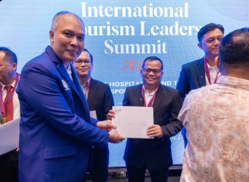 Dedi Rosadi saat menerima sertifikasi professional internasional bergengsi Certified Hotel Administrator (CHA) dari American Hotel & Lodging Educational Institute (AHLEI) di The Trans Resort Bali, (27/9/2025). 
