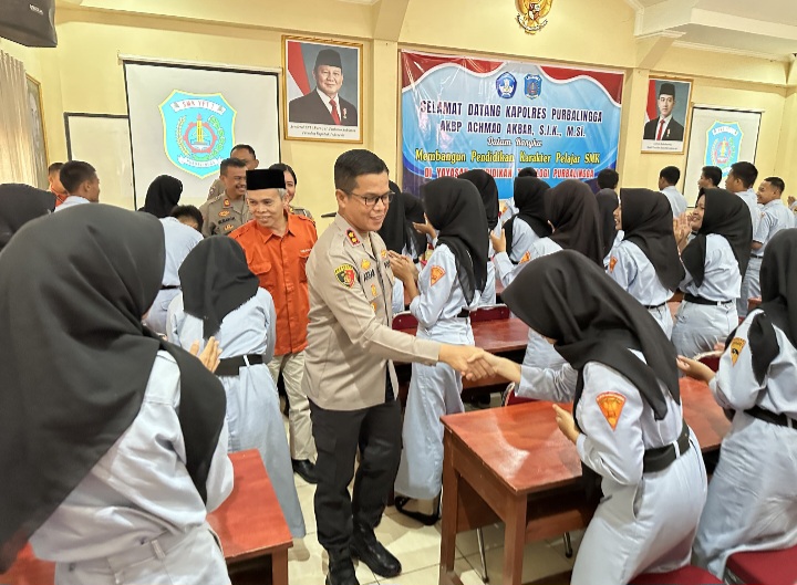 Kapolres Purbalingga, AKBP Achmad Akbar hadir langsung dalam kegiatan pembinaan dan penyuluhan kepada siswa di SMK YPT 1 Purbalingga, Kamis (9/10/2025).