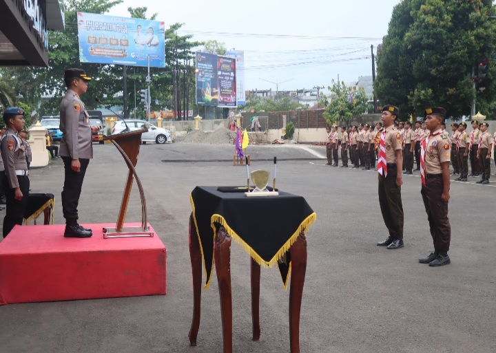 Kapolres Purbalingga, AKBP Achmad Akbar, pimpin Sertijab Ketua Saka Bhayangkara di halaman Mapolres Purbalingga, Jumat (10/10/2025).
