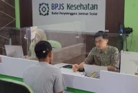 Petugas BPJS Kesehatan Kabupaten Rembang sedang melayani masyarakat yang akan mendaftar sebagai peserta.
