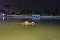 Tim SAR sedang mengevakuasi Andre (15), seorang pemancing yang tewas tenggalam saat hendak mengambil mata kailnya yang tersangkut di embung desa Kebasen Kecamatan Talang, Kabupaten Tegal, Jum'at (10/10/25) sore.