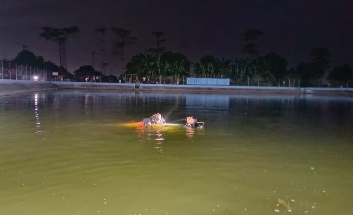 Tim SAR sedang mengevakuasi Andre (15), seorang pemancing yang tewas tenggalam saat hendak mengambil mata kailnya yang tersangkut di embung desa Kebasen Kecamatan Talang, Kabupaten Tegal, Jum'at (10/10/25) sore.