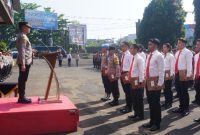 Kapolres Purbalingga, AKBP Achmad Akbar pimpin ipacara penyerahan penghargaan di halaman Mapolres Purbalingga, Selasa (14/10/2025).