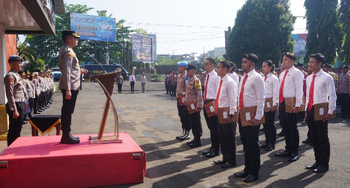 Kapolres Purbalingga, AKBP Achmad Akbar pimpin ipacara penyerahan penghargaan di halaman Mapolres Purbalingga, Selasa (14/10/2025).