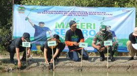 Jajaran Polres Demak bersama Pemkab Demak menanam 6.000 bibit mangrove di sepanjang pesisir pantai Kabupaten Demak, Rabu (15/10/2025).