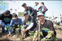Bupati Rembang, H. Harno, memimpin langsung penanaman 36.200 bibit mangrove di kawasan Pantai Pasar Banggi, Kecamatan Rembang, Rabu (15/10/2025).