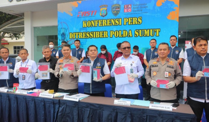 Konferensi pers kasus penipuan keuangan yang dilaporkan melalui Indonesia Anti-Scam Centre (IASC) 
di Markas Polda Sumut, Rabu (15/10).

