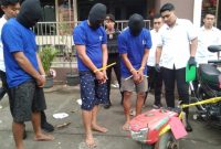 Para pelaku pencurian mesin traktor dihadirkan dalam konferensi pers di Mapolres Demak, Rabu (15/10/2025).