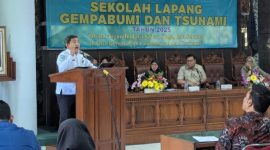 Direktur Gempabumi dan Tsunami BMKG, Daryono sedang memberikan sambutan dalam kegiatan Sekolah Lapangan Gempa Bumi dan Tsunami yang digelar oleh Stasiun Geofisika Banjarnegara, di Aula Lantai 4 Sekretariat Daerah Rembang, Kamis (16/10/2025),