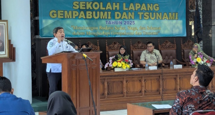 Direktur Gempabumi dan Tsunami BMKG, Daryono sedang memberikan sambutan dalam kegiatan Sekolah Lapangan Gempa Bumi dan Tsunami yang digelar oleh Stasiun Geofisika Banjarnegara, di Aula Lantai 4 Sekretariat Daerah Rembang, Kamis (16/10/2025),