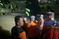 Basarnas dan tim SAR gabungan sedang mencari 2 remaja pembuat konten vidio yg hilang di Sungai Gung Tegal, Kamis (16/10).